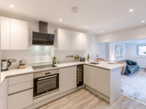 Pass the Keys Bouvardia Modern town centre apartment